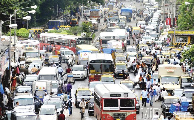 Mumbai: when motorized transport is so slow, pedestrians will walk on the road (PC: Mid Day)